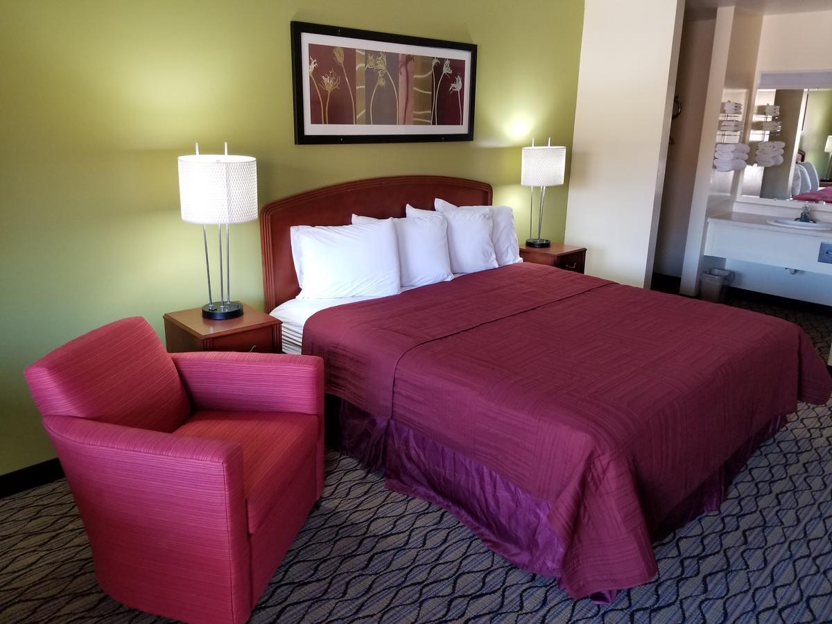 Economy Inn & Suites Cedar Lake Eksteriør bilde