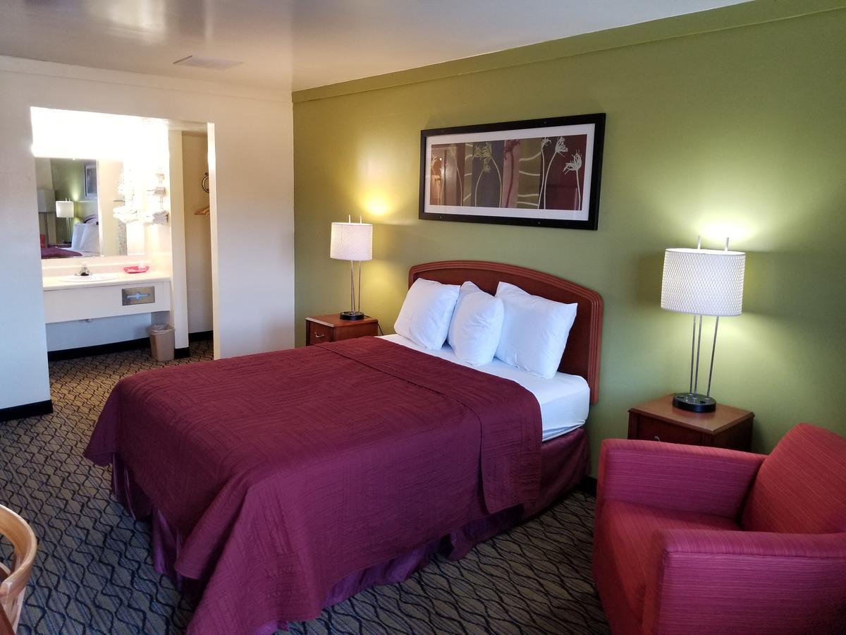 Economy Inn & Suites Cedar Lake Eksteriør bilde