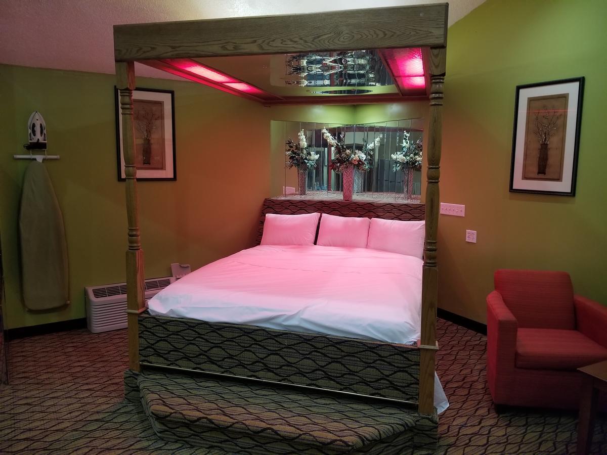 Economy Inn & Suites Cedar Lake Eksteriør bilde